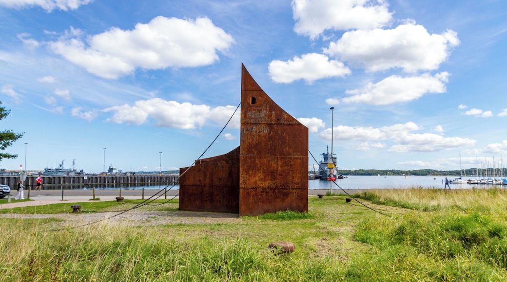 Die Skulptur "Hafen 77" von Felix Fehlmann am Tirpitzhafen von Kiel. Der schwedische Reeder Sten Allan Olsson, Direktor der Stena Line, stiftete das Denkmal im Jahre 1977.
