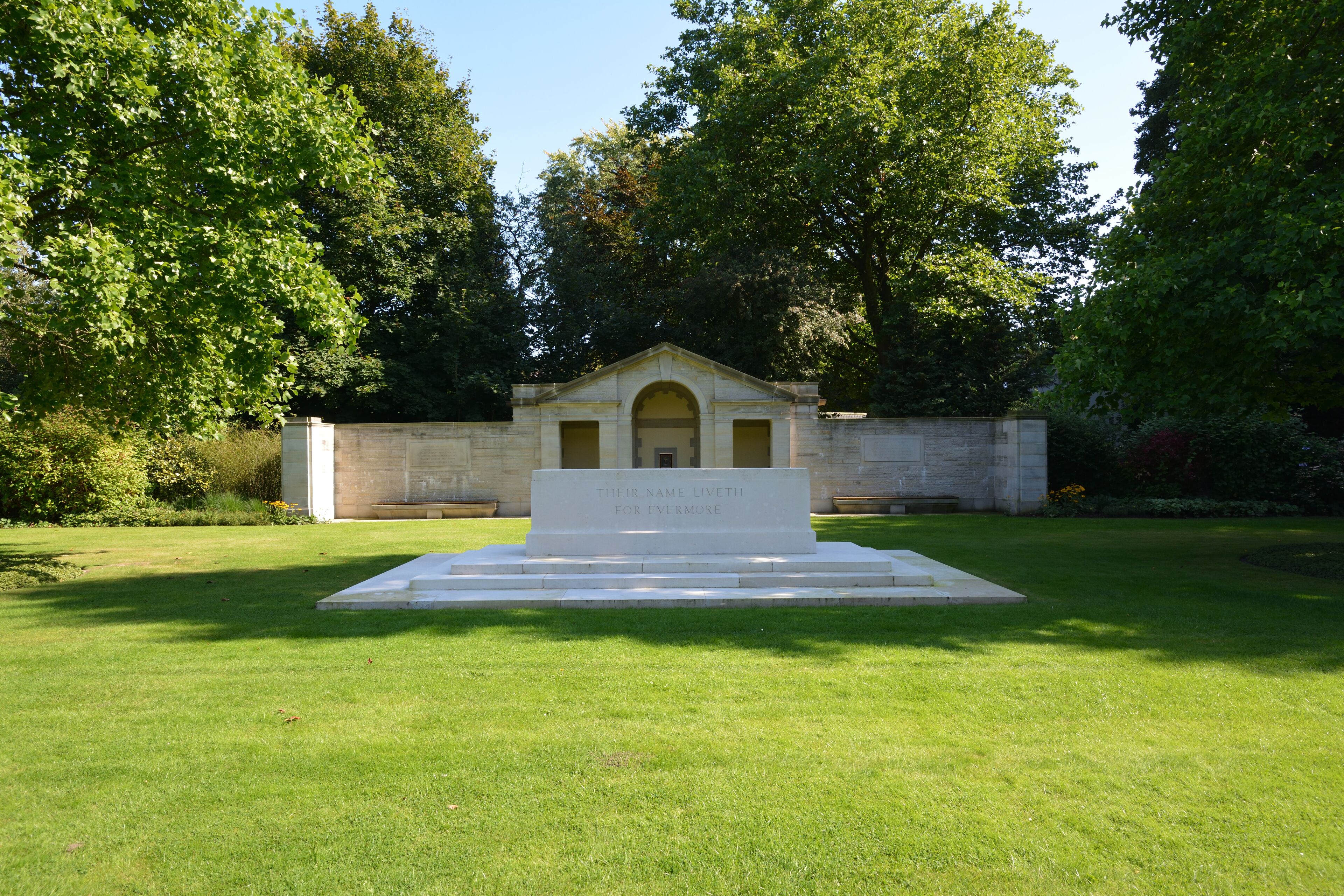 Impressionen aus dem Nordfriedhof in Kiel Ein Grossteil diese Friehofes ist den Gefallenen der beiden Weltkrige gewidmet.