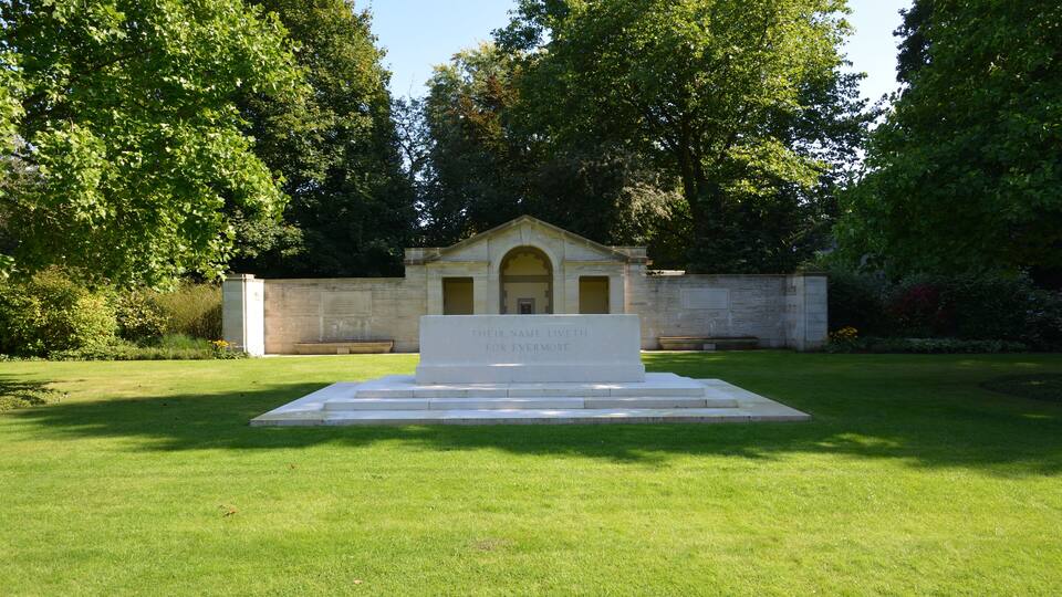 Impressionen aus dem Nordfriedhof in Kiel Ein Grossteil diese Friehofes ist den Gefallenen der beiden Weltkrige gewidmet.