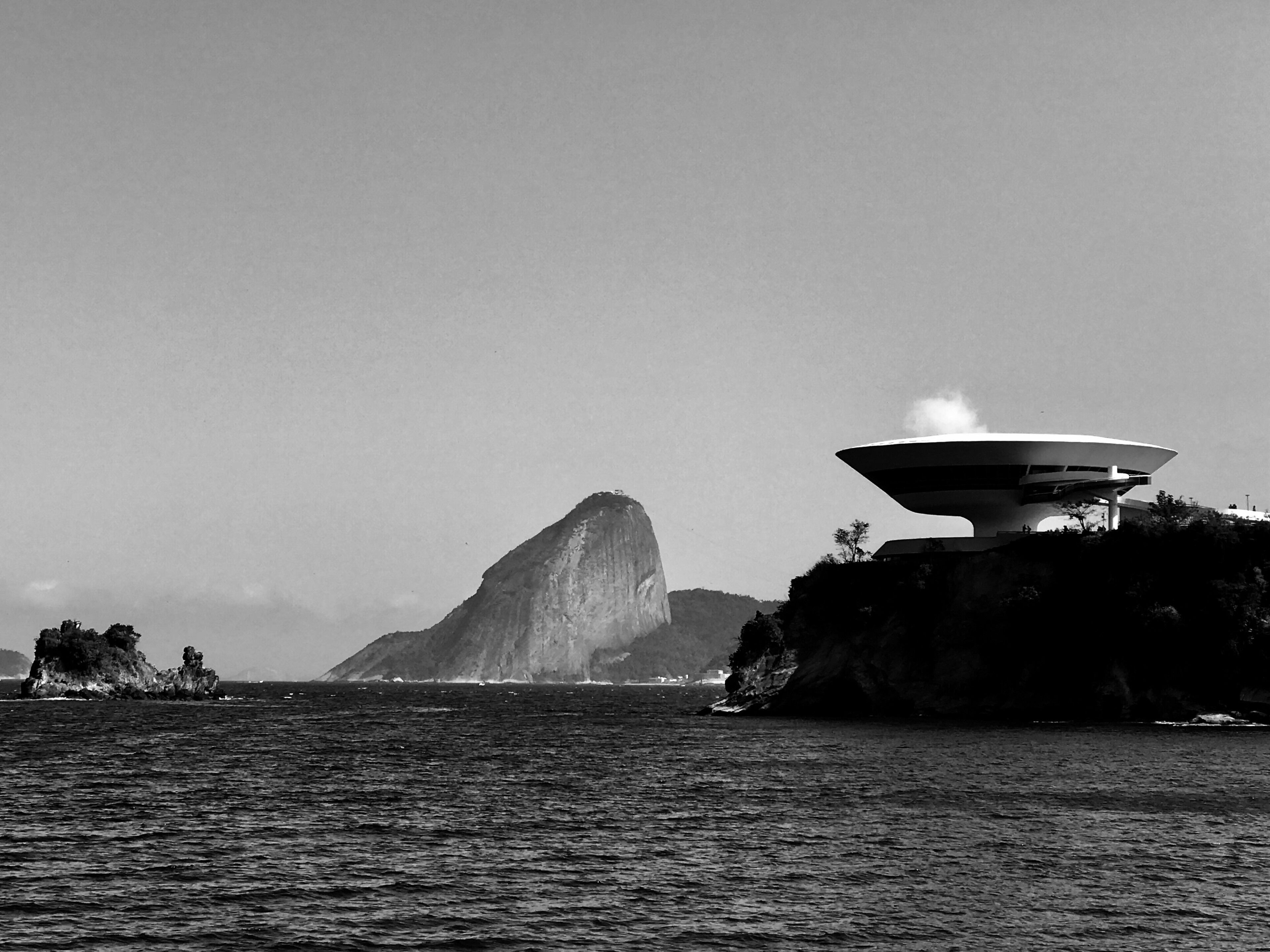 The MAC ( Museum Of Contemporary Arts) Of Niterói and the Pão de Açucar ( Sugar Loaf). ❤️