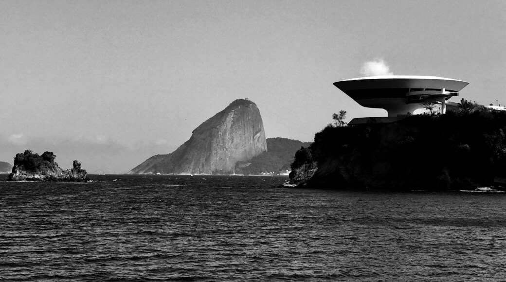 The MAC ( Museum Of Contemporary Arts) Of Niterói and the Pão de Açucar ( Sugar Loaf). ❤️