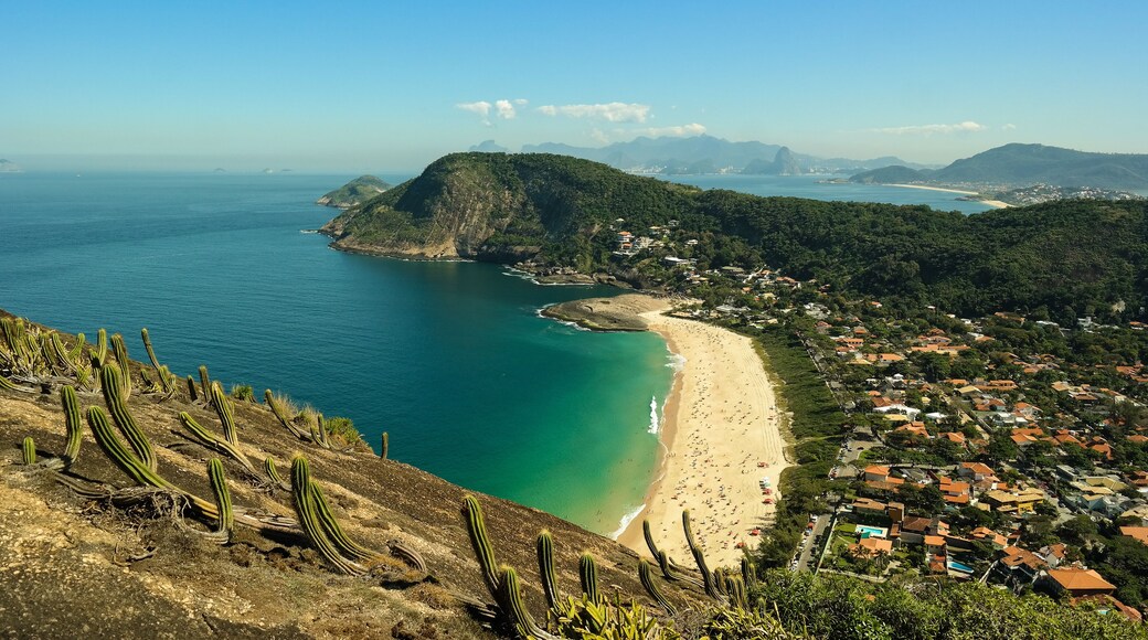 Paradisiac beach in Rio de Janeiro - Praia vista de cima (Itacoatiara - Niterói)