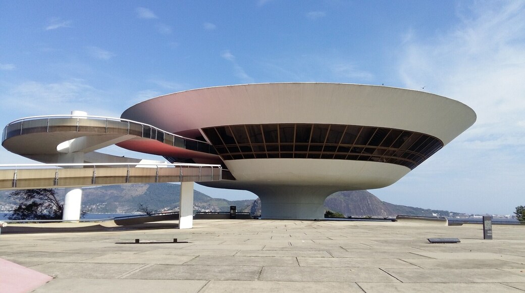 Designed by Oscar Niemeyer with the assistance of structural engineer Bruno Contarini. Its cupola has a diameter of 50 meters with three floors. The museum projects itself over Boa Viagem (“Bon Voyage,” “Good Journey”) beach.
#Lifeatexpedia