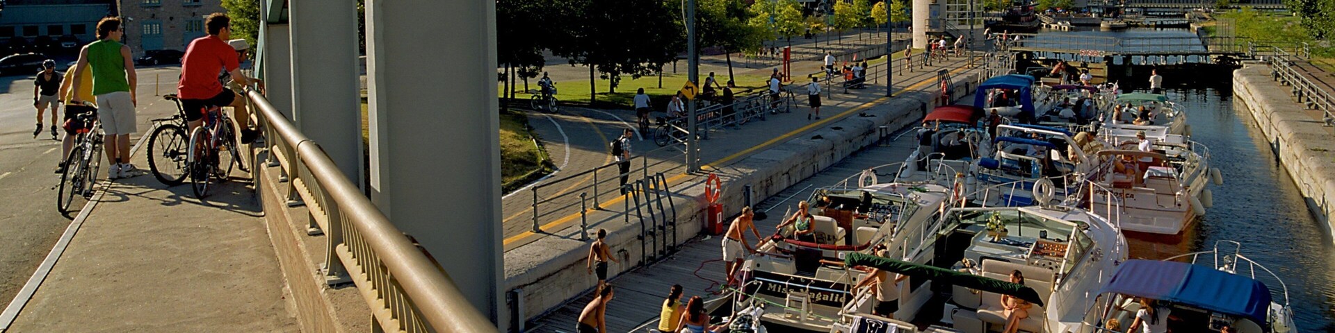 Montréal welches beinhaltet Brücke, Bootfahren und Fluss oder Bach