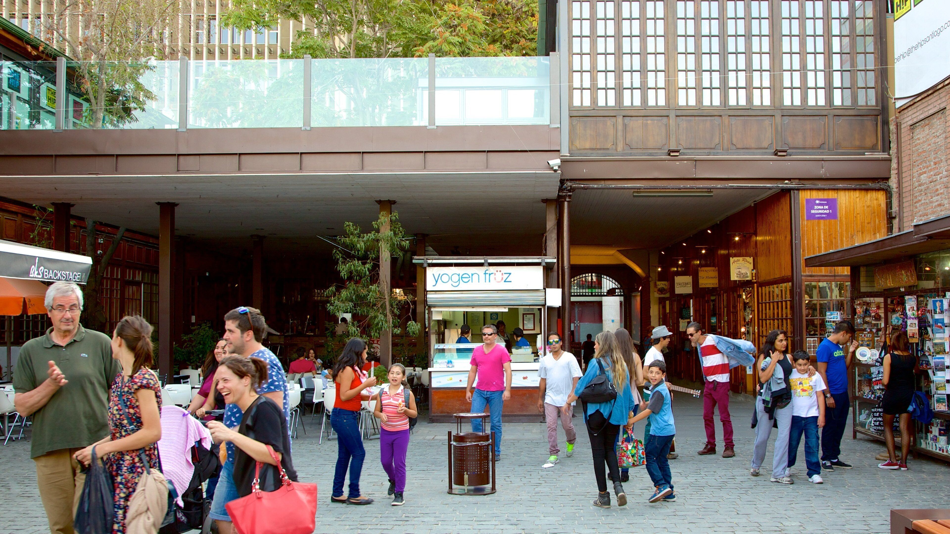 Bellavista som viser gadeliv og en by såvel som en stor gruppe mennesker