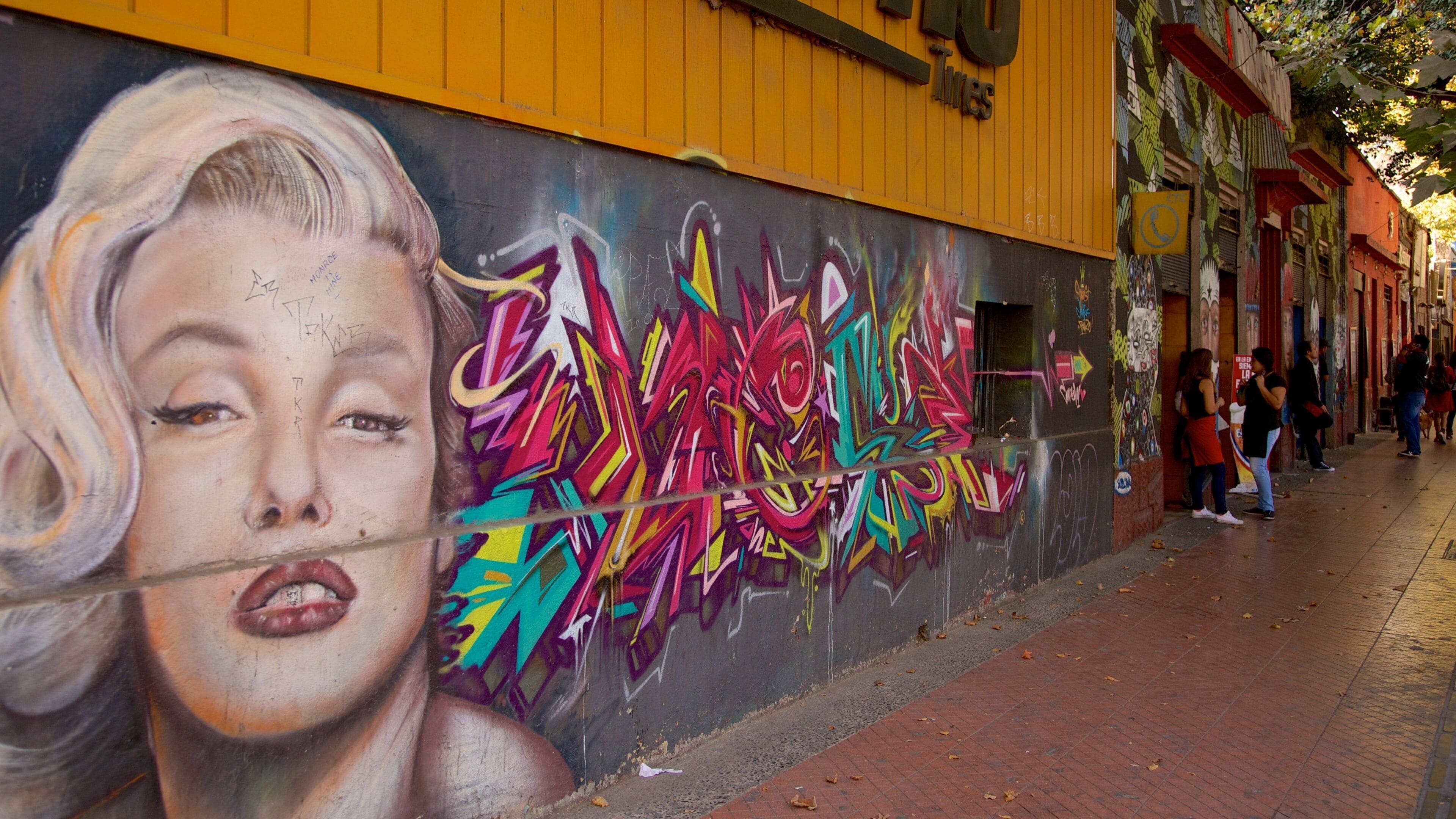 Bellavista showing street scenes and outdoor art