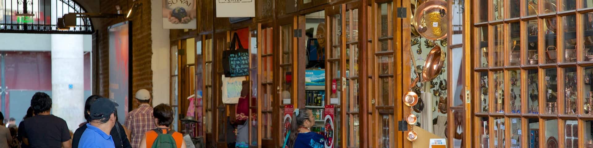 Bellavista showing street scenes, interior views and shopping