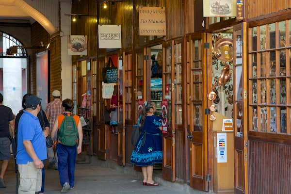 Bellavista mit einem Einkaufen, Straßenszenen und Innenansichten