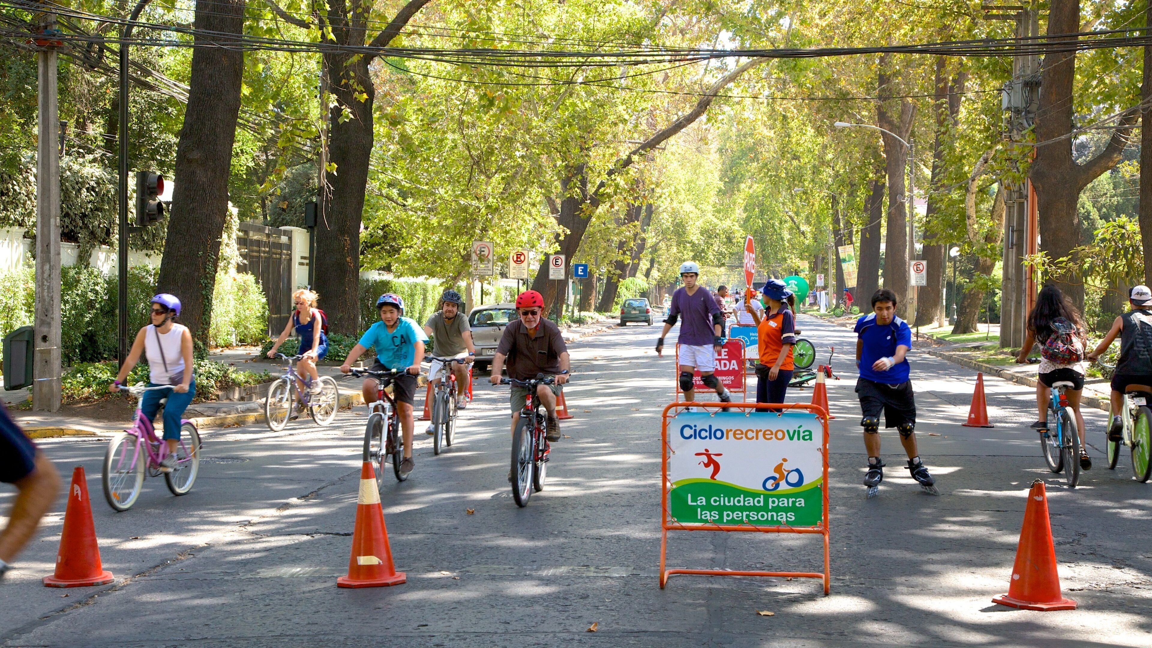 Providencia showing street scenes, a sporting event and cycling