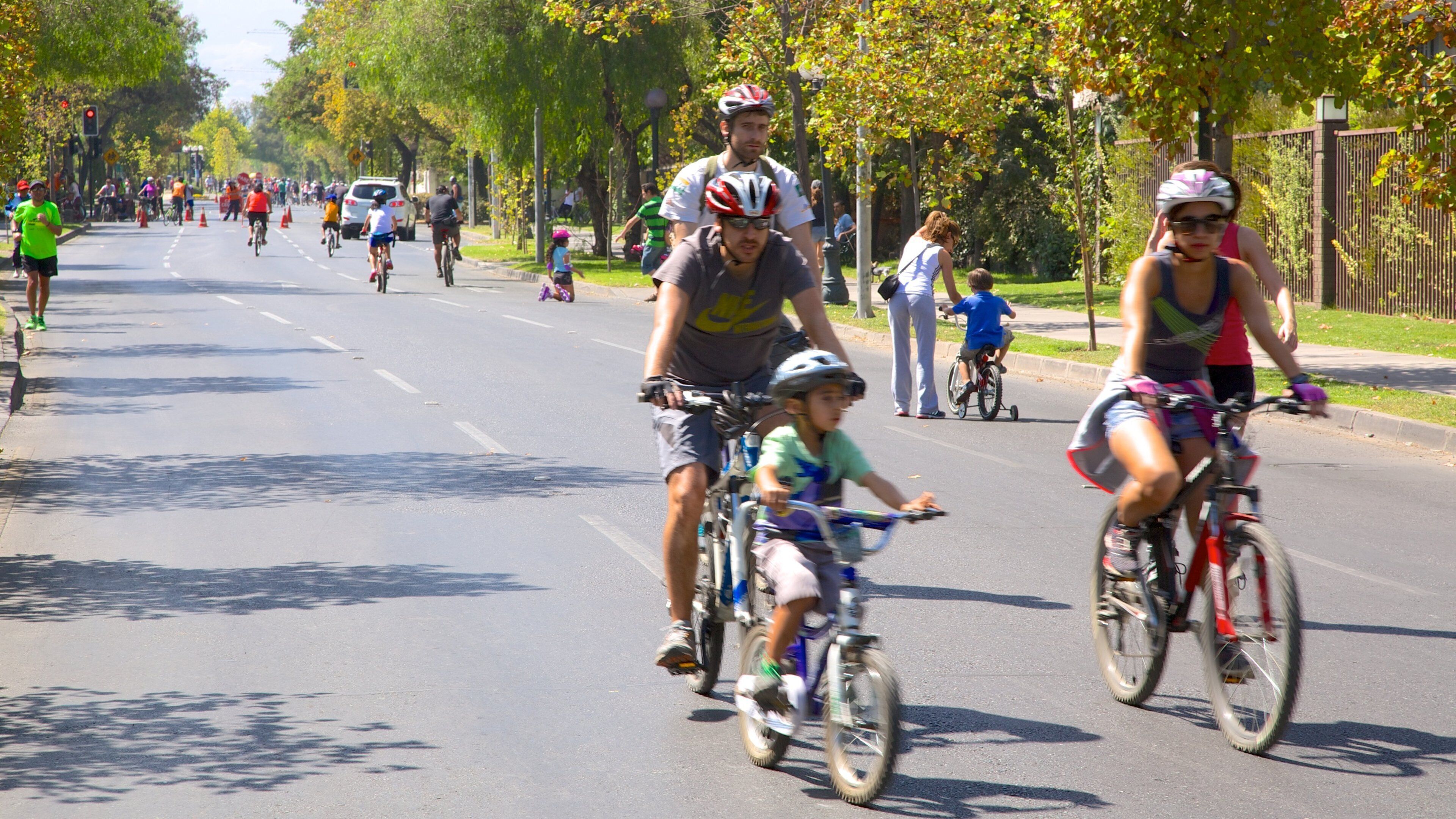 Providencia showing cycling, a sporting event and street scenes