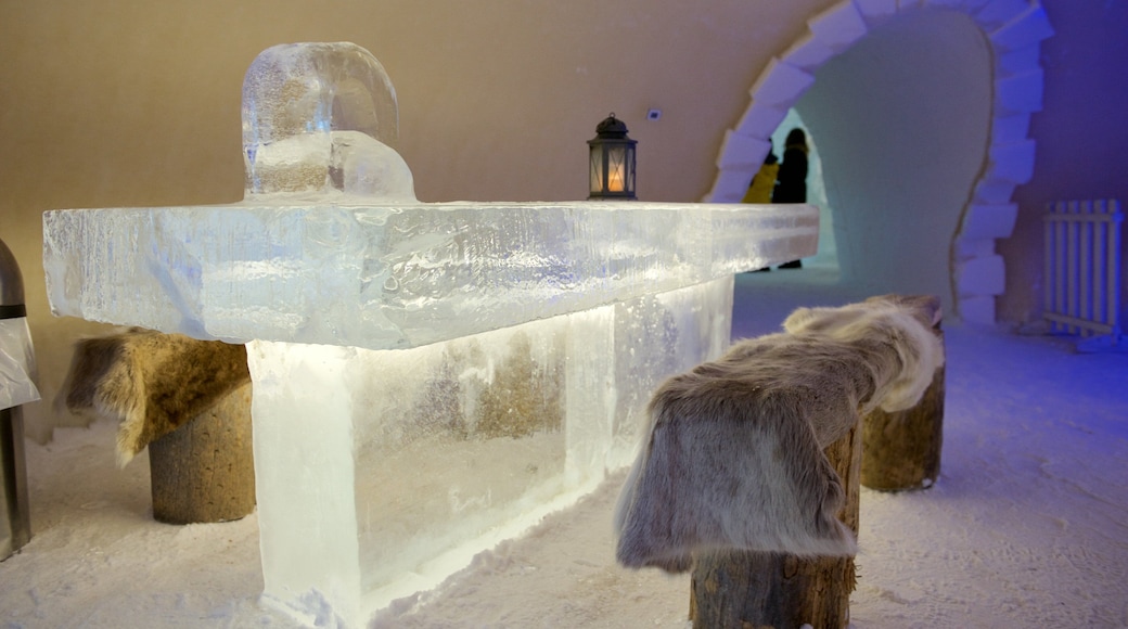 Castillo de nieve de Kemi ofreciendo vistas interiores, un bar y nieve