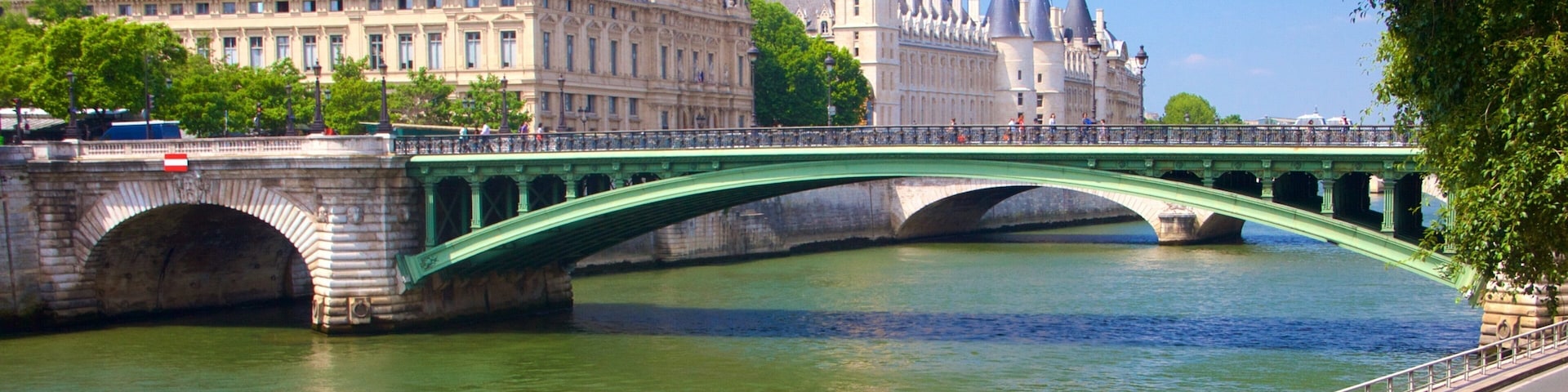 Île de la Cité que inclui uma ponte, arquitetura de patrimônio e um rio ou córrego