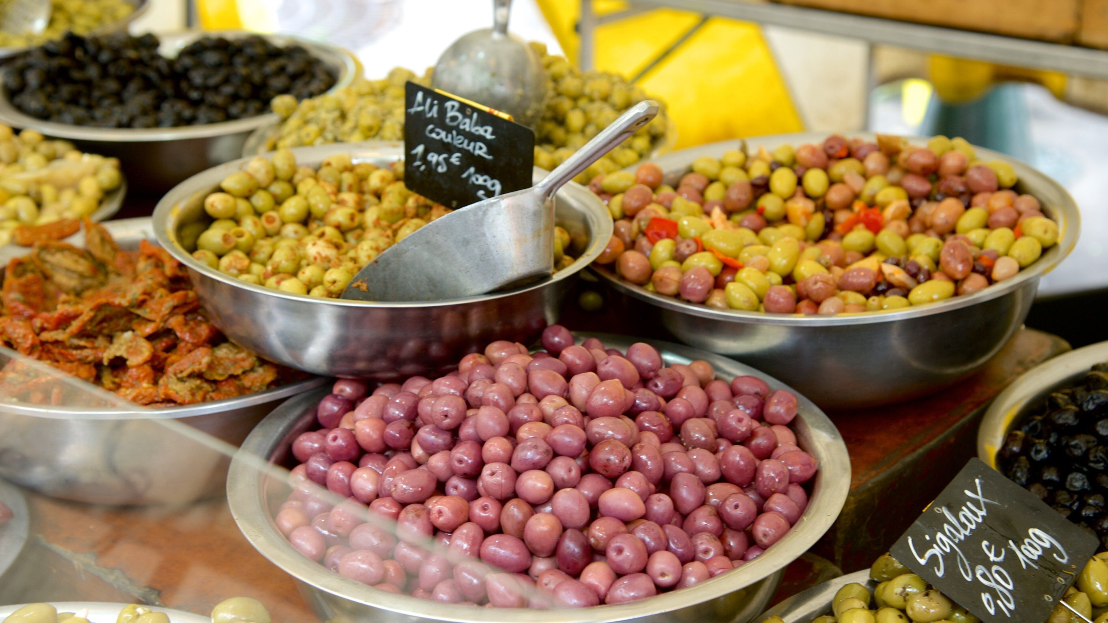 Montparnasse showing food