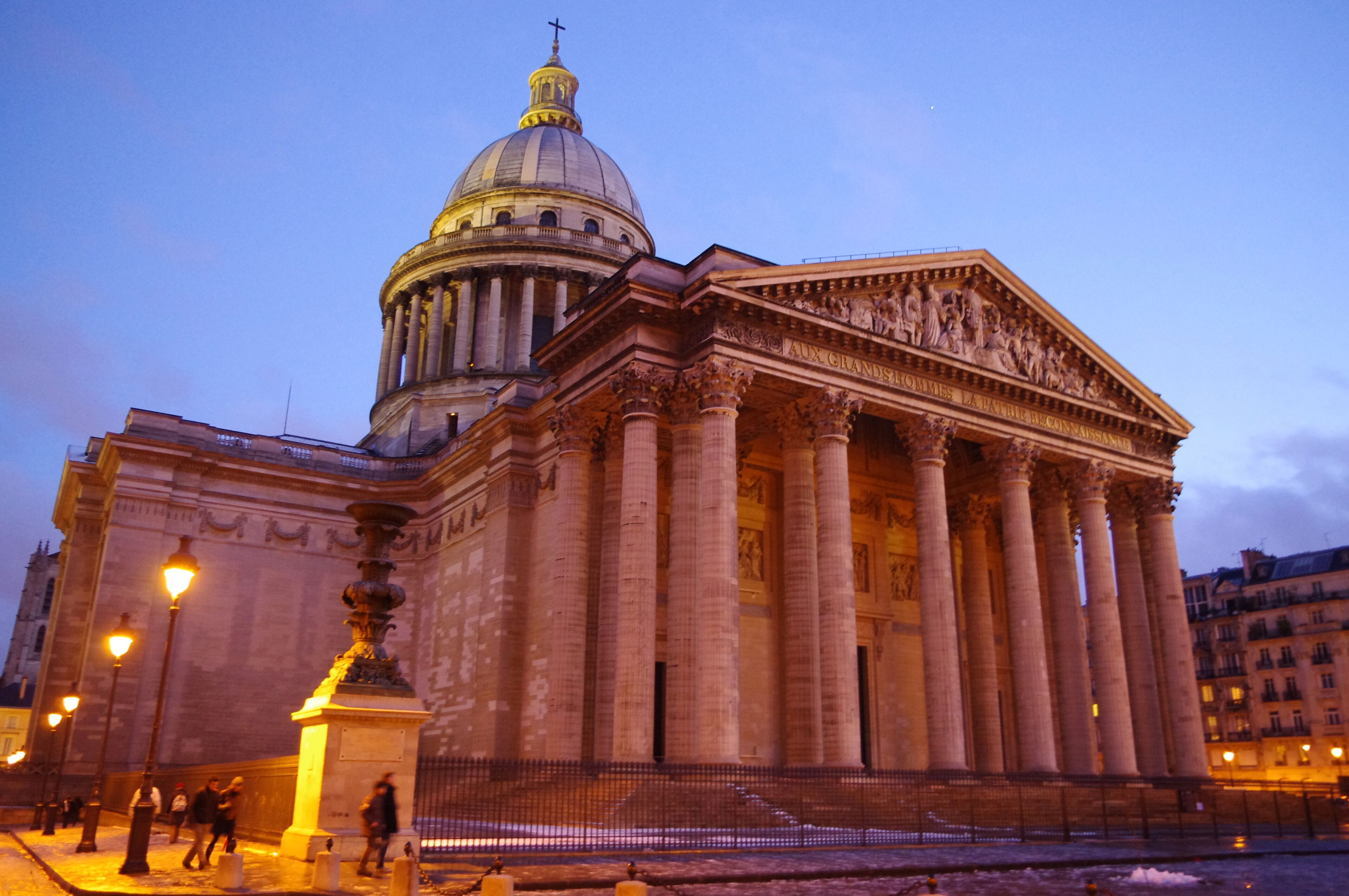 Le Panthéon sous la neige et de nuit.