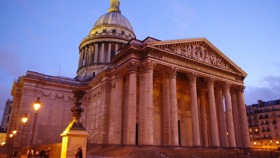 Le Panthéon sous la neige et de nuit.