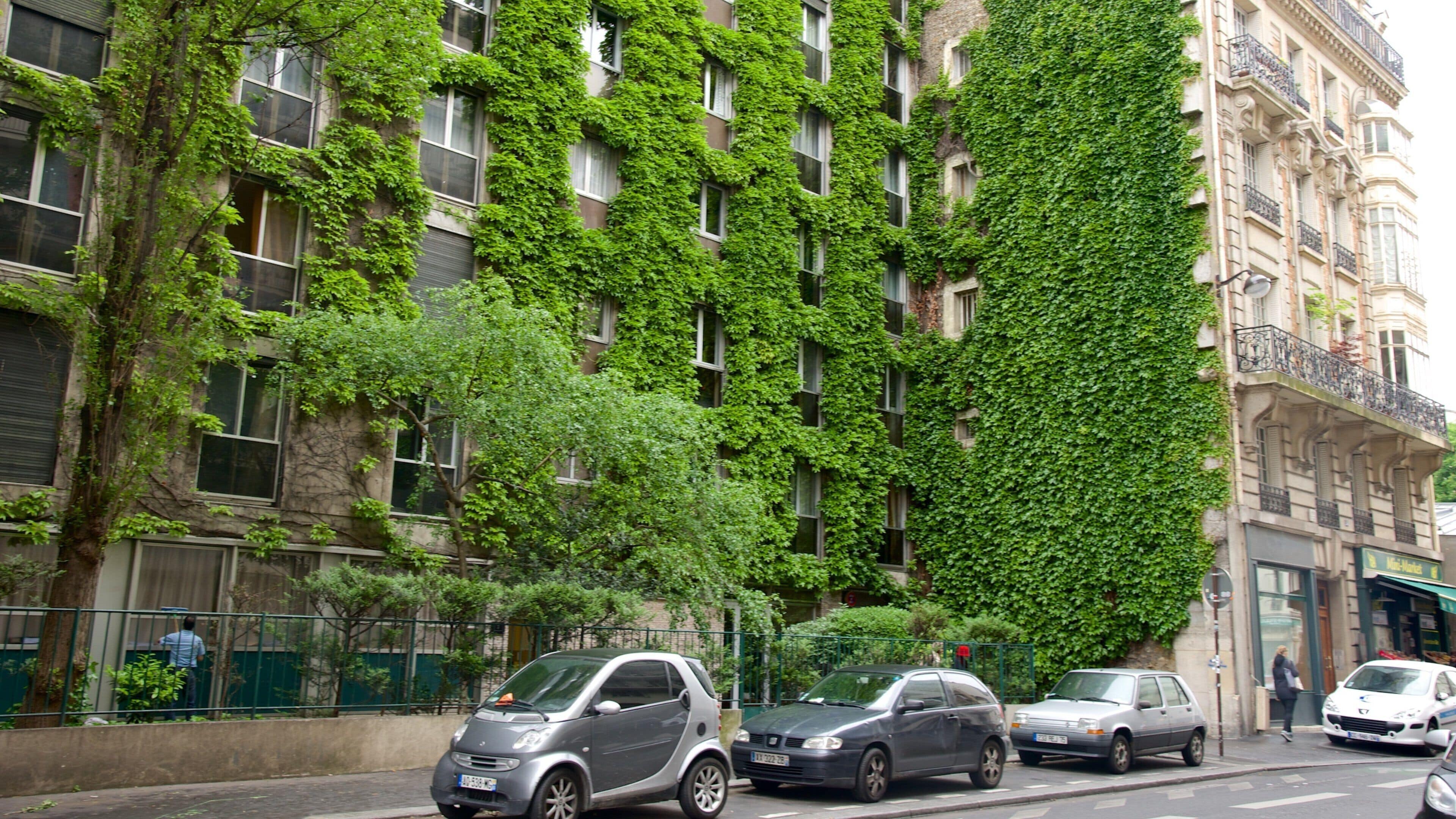 Latin Quarter - Pantheon showing heritage elements and a garden