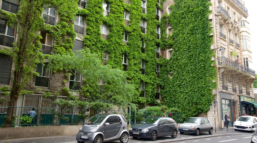 Latin Quarter - Pantheon showing heritage elements and a garden