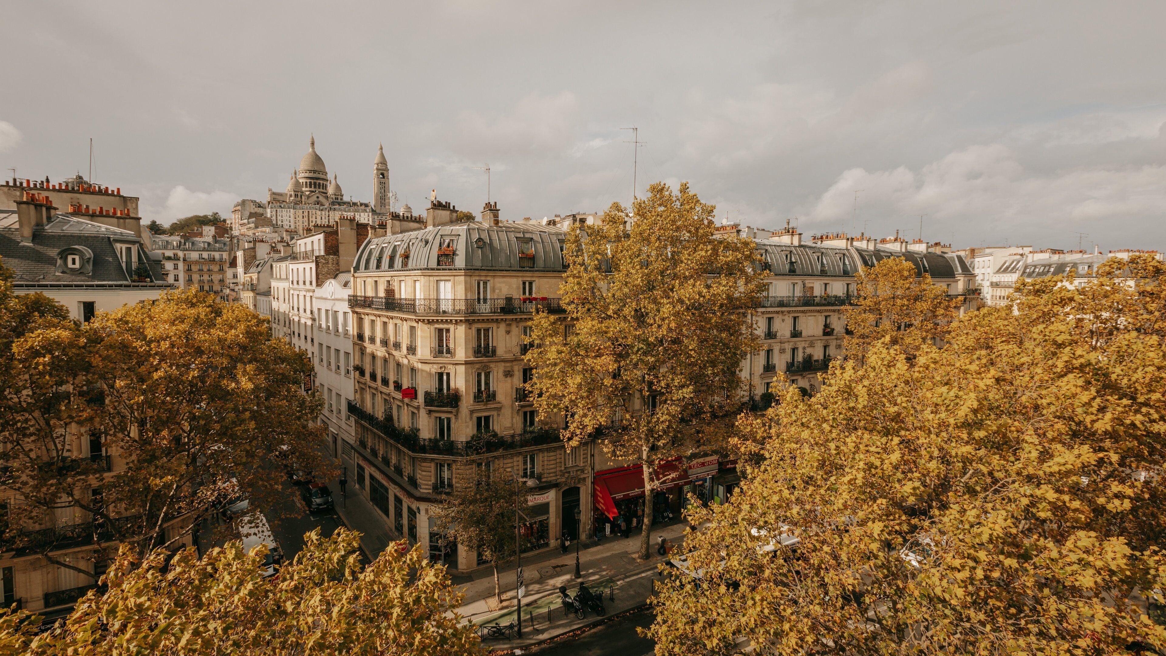 Montmartre featuring a city