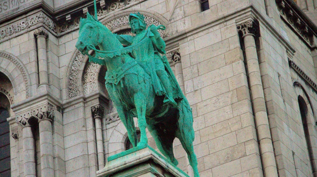 Montmartre showing heritage elements and a statue or sculpture