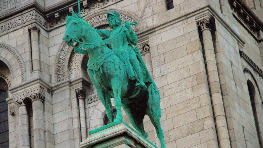 Montmartre showing heritage elements and a statue or sculpture