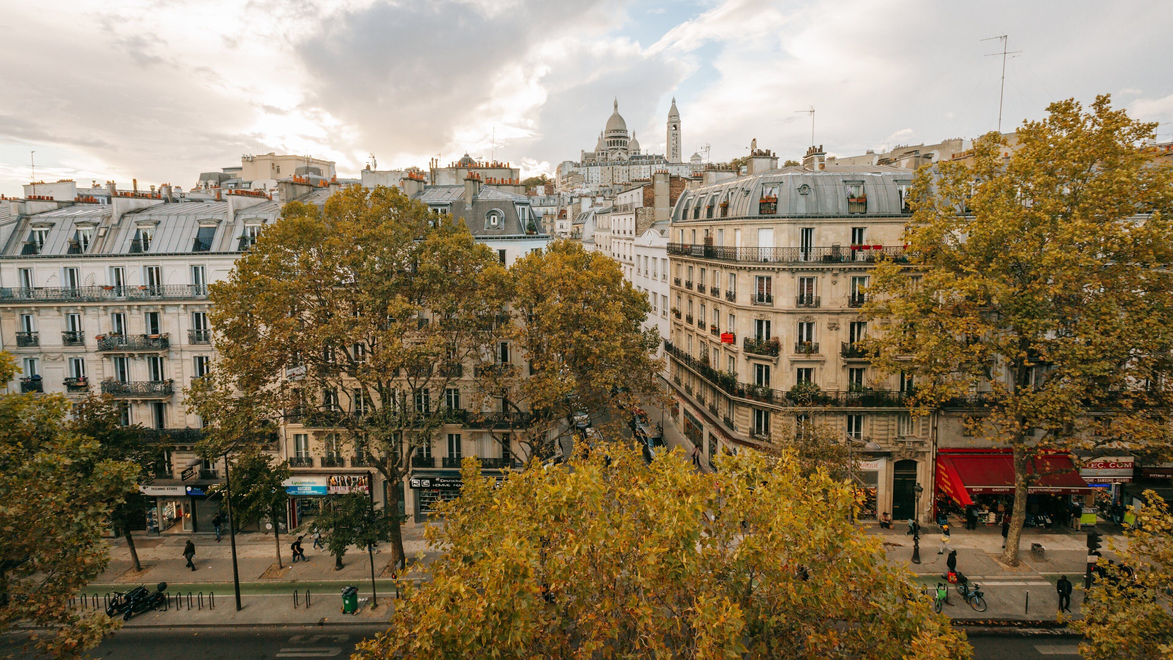 Montmartre which includes a city