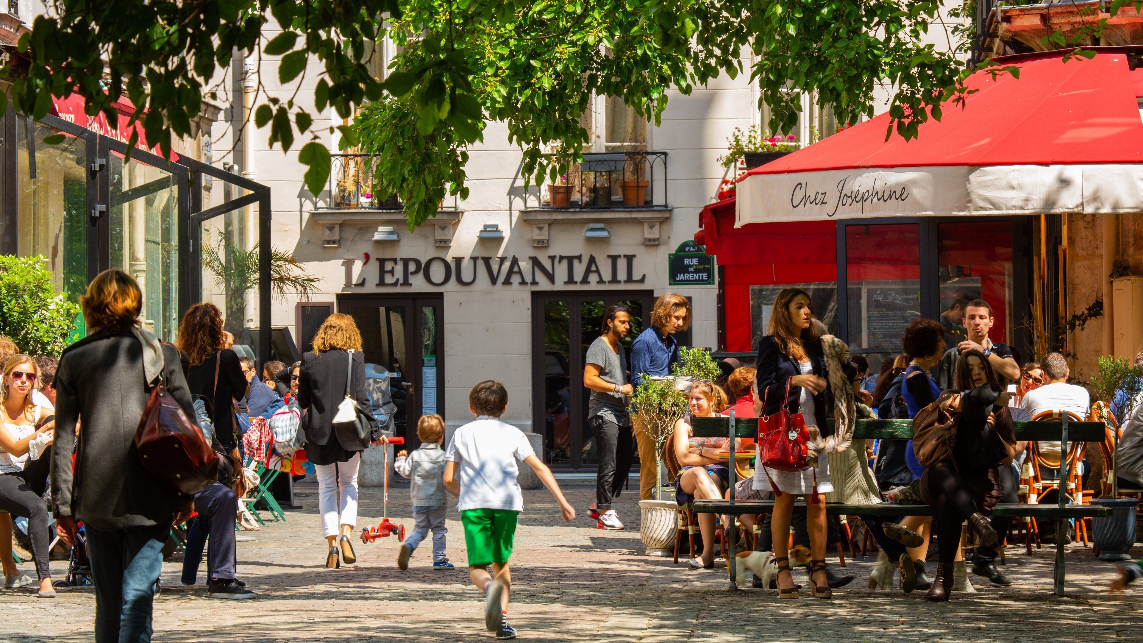 Marais which includes street scenes