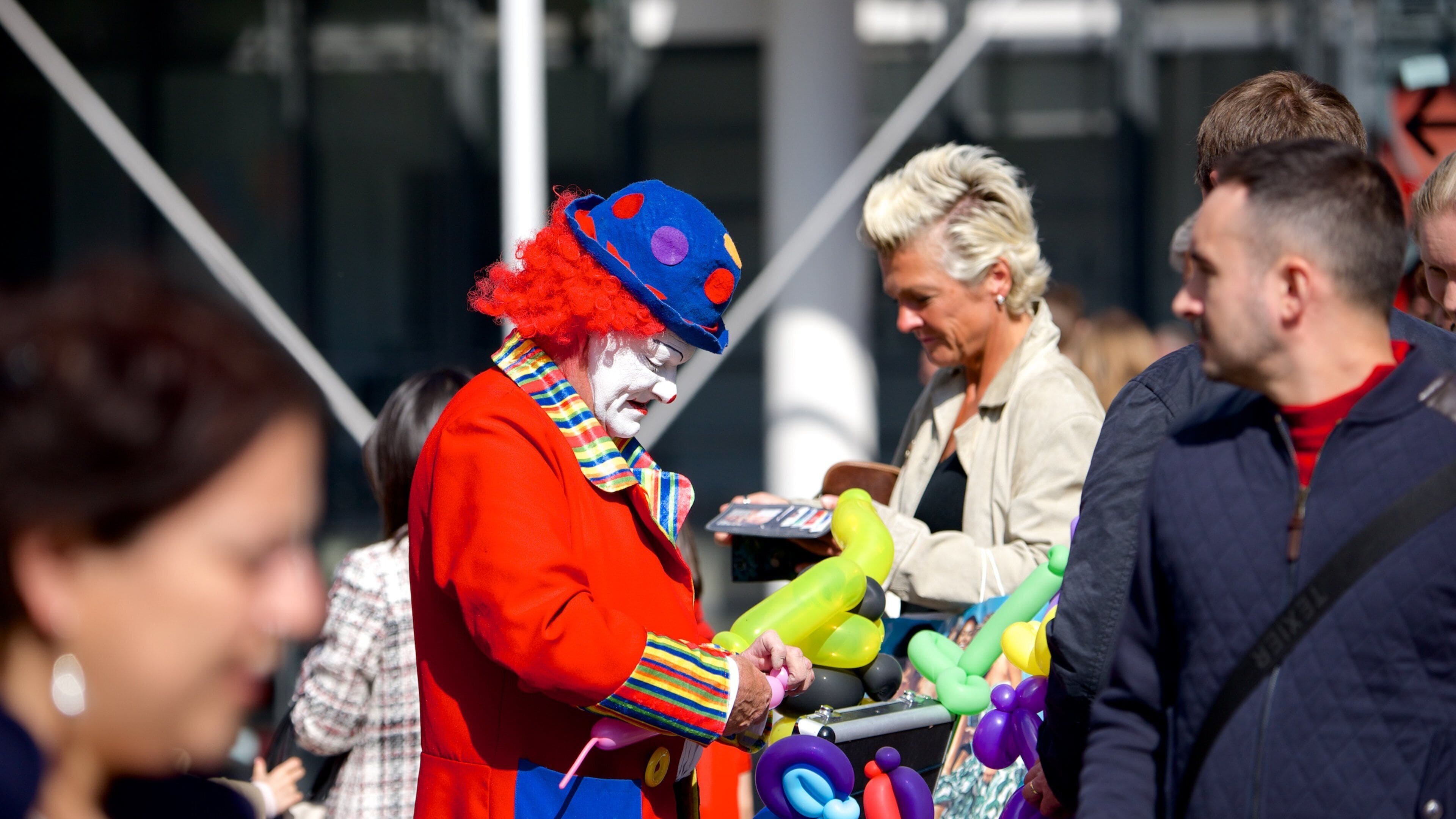 Marais - Pompidou - Notre Dame de Paris showing street performance