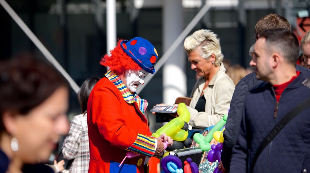 Marais - Pompidou - Notre Dame de Paris showing street performance