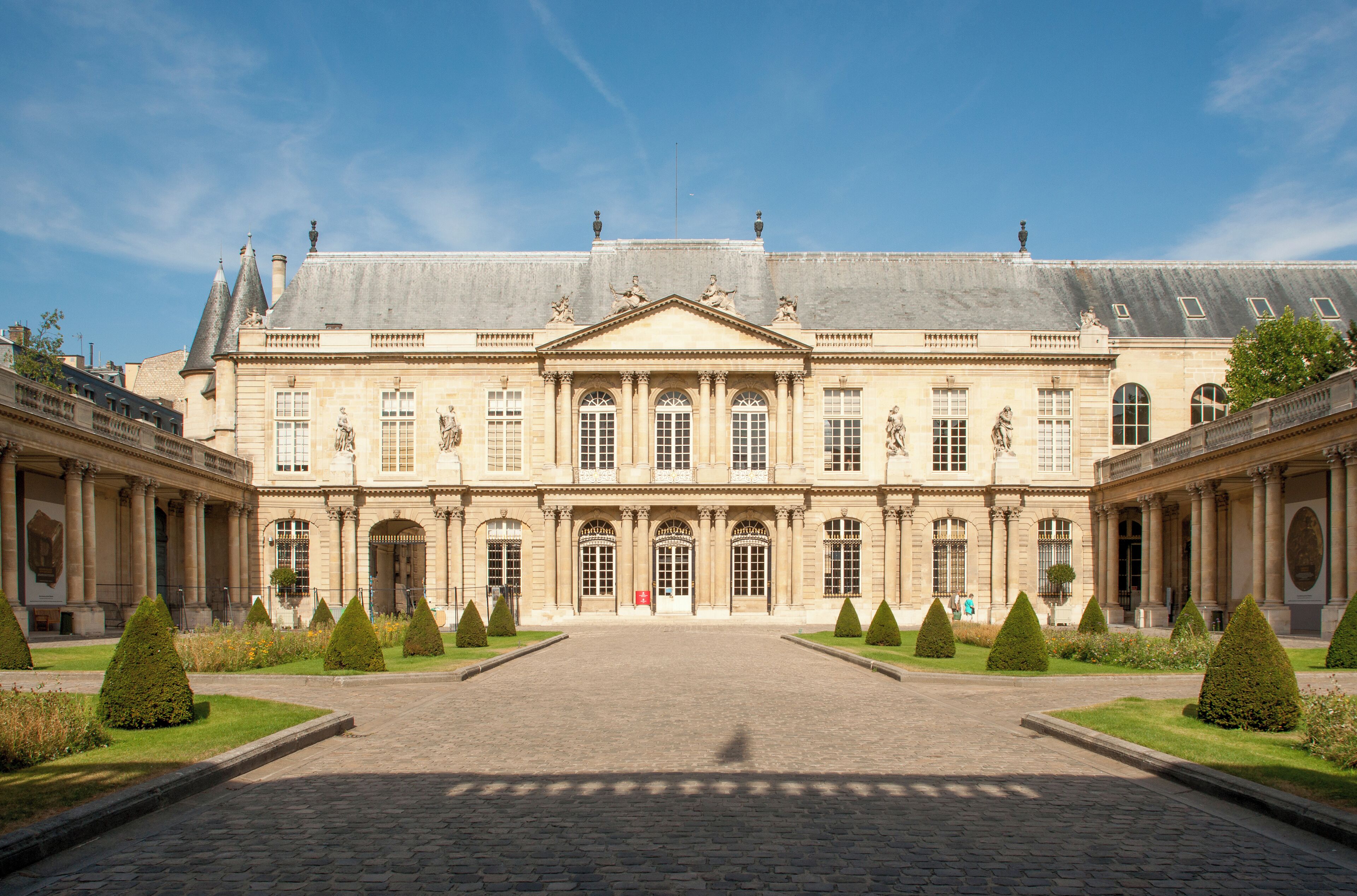This building is en partie classé, en partie inscrit au titre des Monuments Historiques. It is indexed in the Base Mérimée, a database of architectural heritage maintained by the French Ministry of Culture, under the reference PA00086155 .