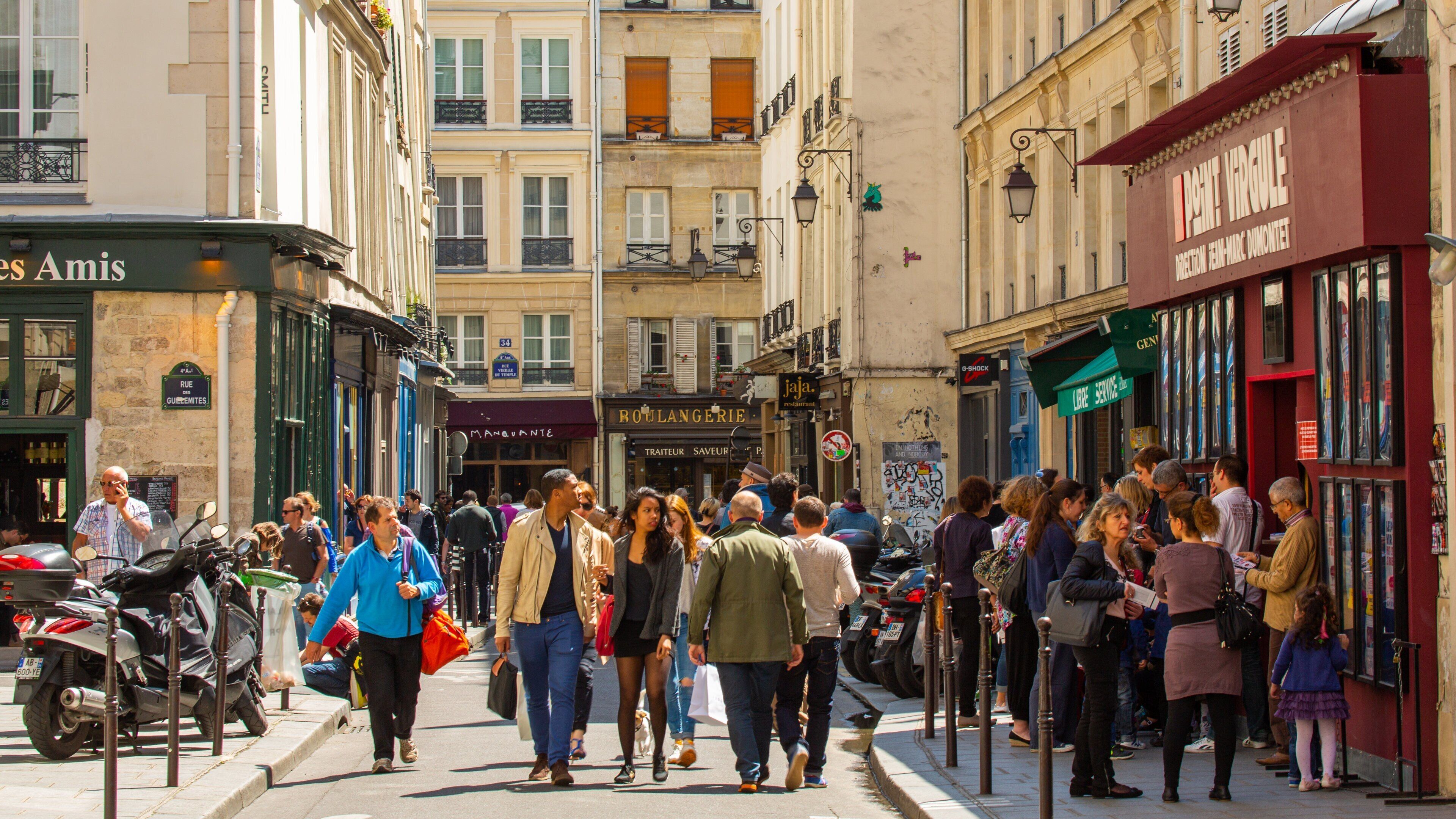 Marais which includes a city and street scenes