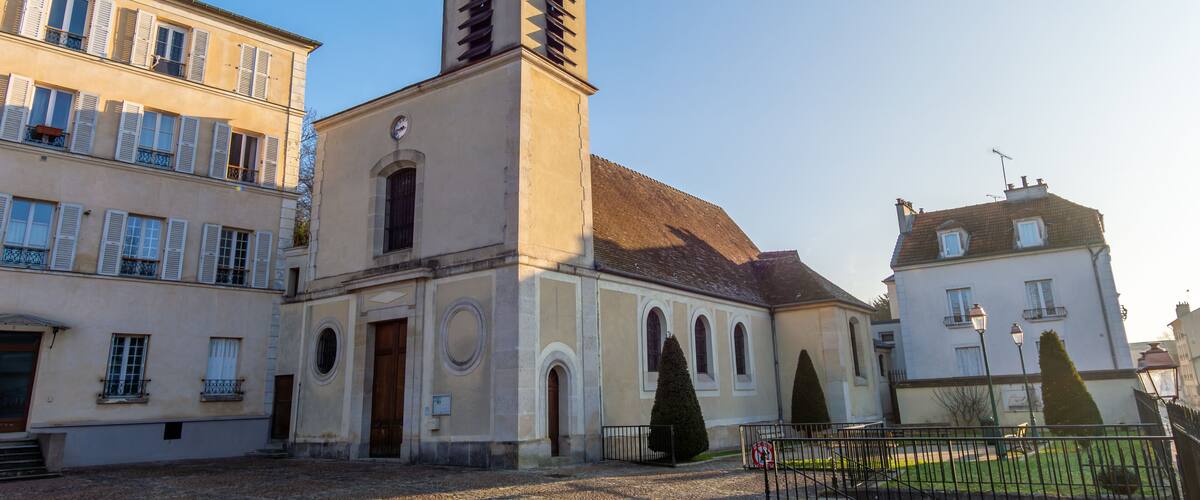 Vue extérieure de l'église catholique Saint-Maurice,
située dans la commune de Saint-Maurice, France, dans le département français du Val-de-Marne, en région Île-de-France