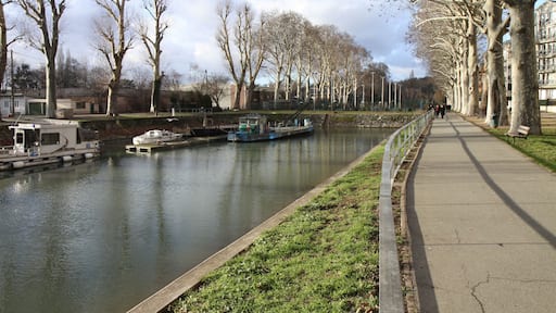 Départ de l'ancien canal de Saint-Maurice. Ce dernier avait une longueur de 4km et reliait le canal de Saint-Maur à la Seine au niveau de Charenton.
