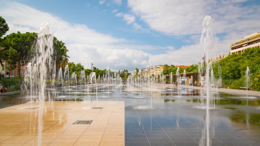 Carabacel featuring a pond and a fountain