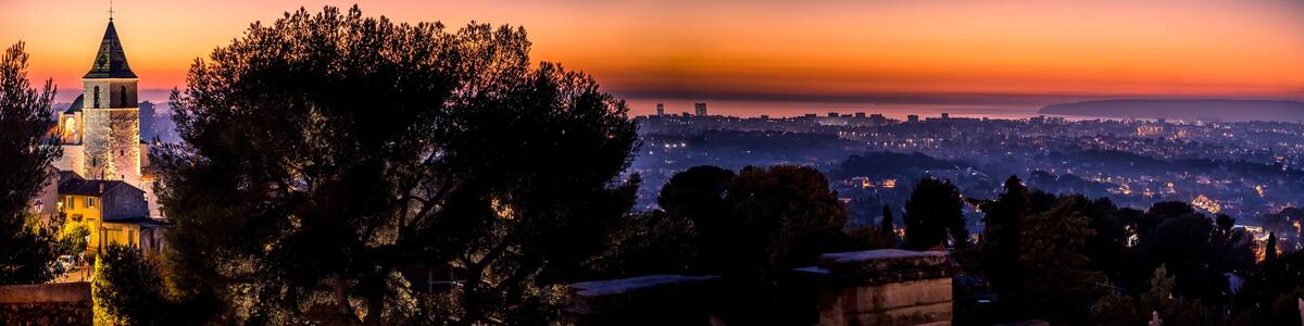 tombée de la nuit sur Allauch face à Marseille - france - provence