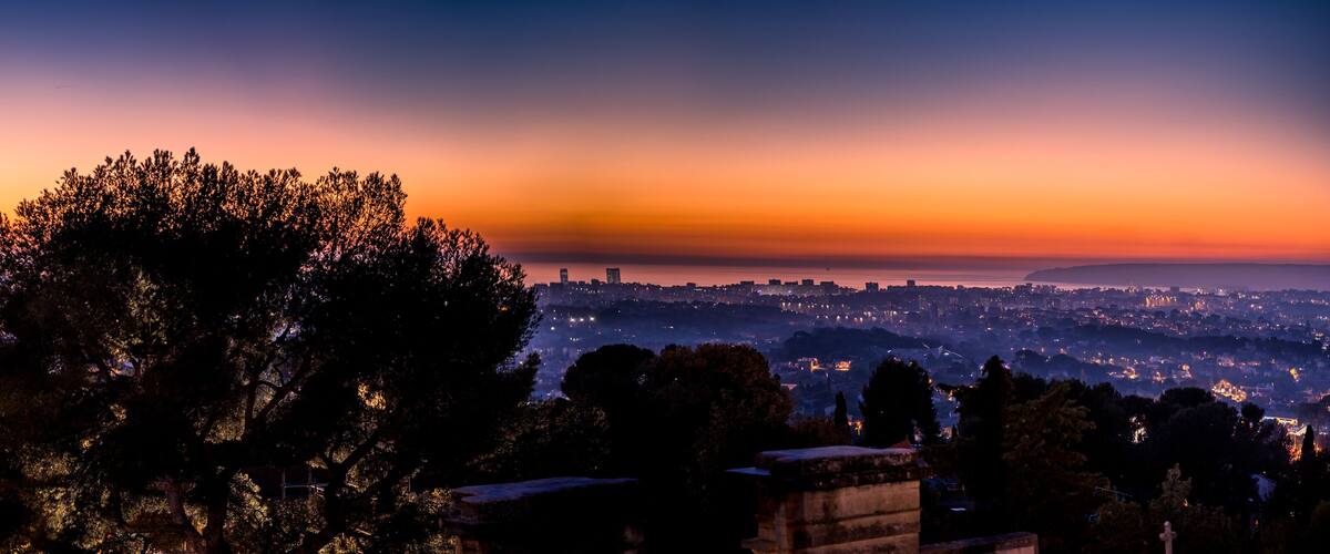 tombée de la nuit sur Allauch face à Marseille - france - provence