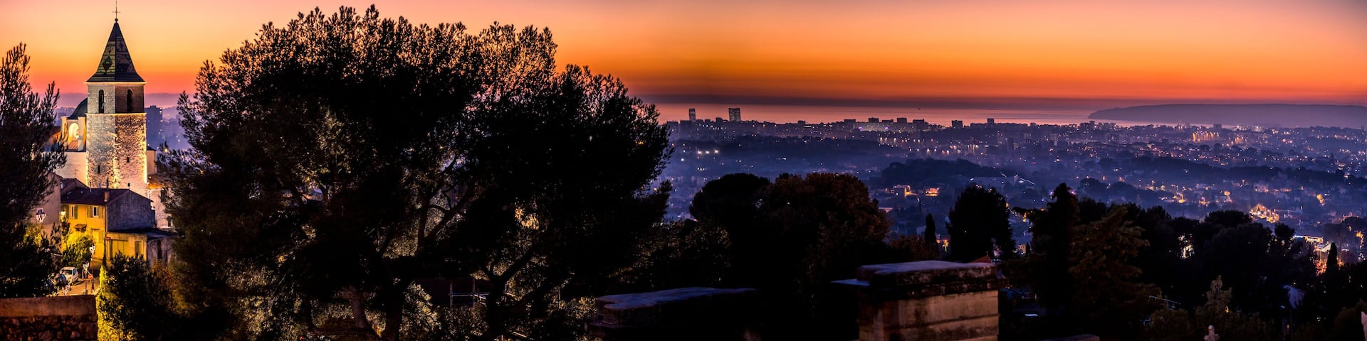 tombée de la nuit sur Allauch face à Marseille - france - provence