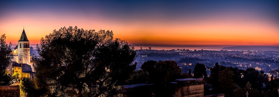 tombée de la nuit sur Allauch face à Marseille - france - provence