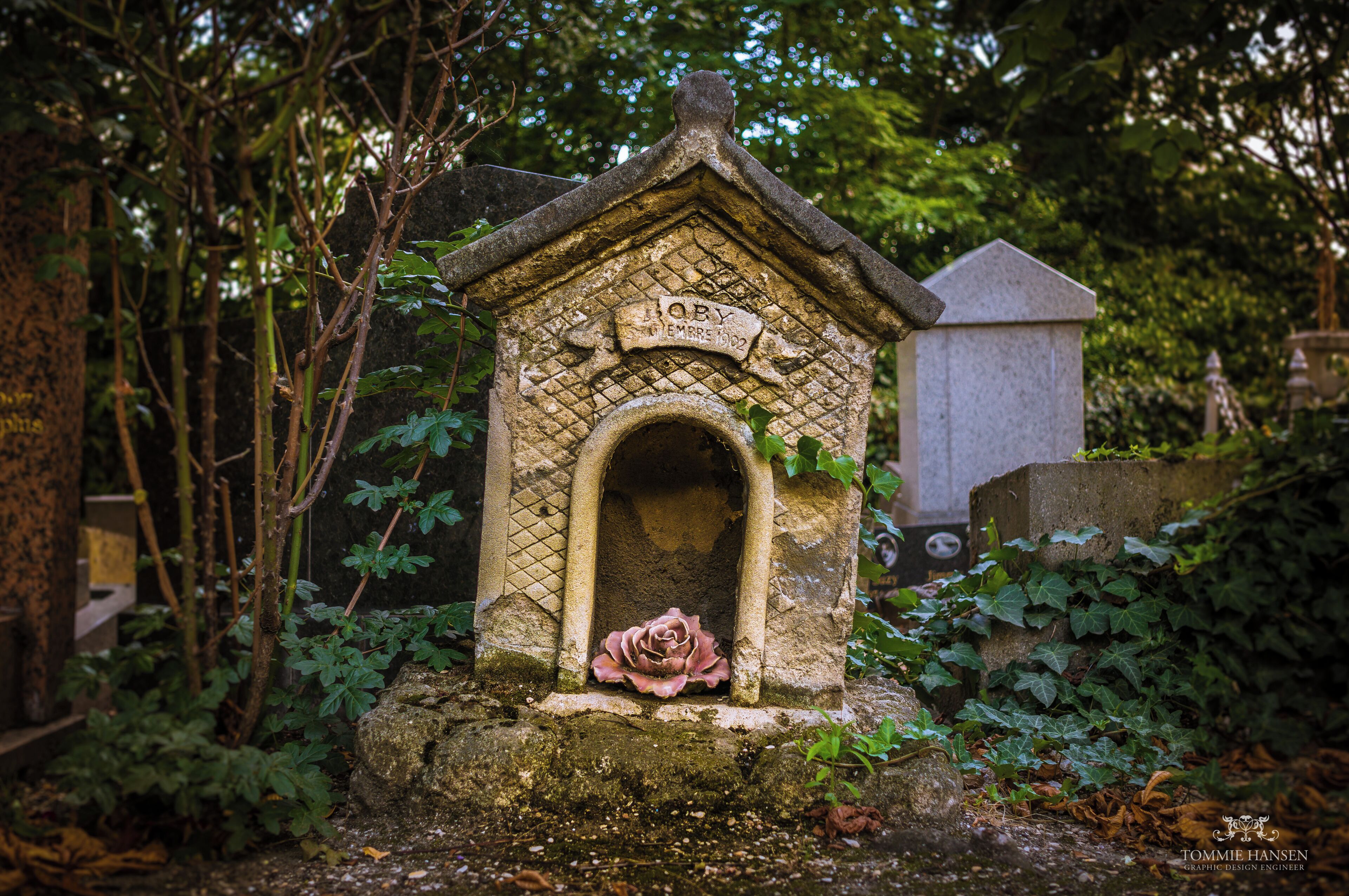 Cimetière des Chiens (Pet Cemetery), Asnières-sur-Seine, France.
