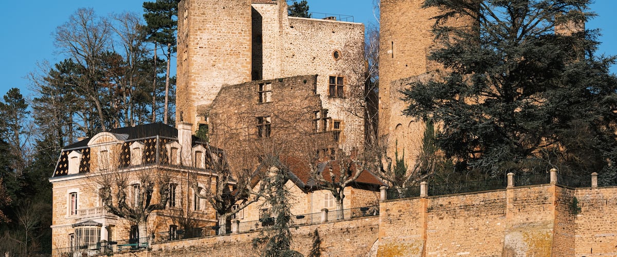 Chatillon d'Azergues, la Chapelle Notre-Dame-du Bon-Secours cohabite avec le château féodal du XIe siècle