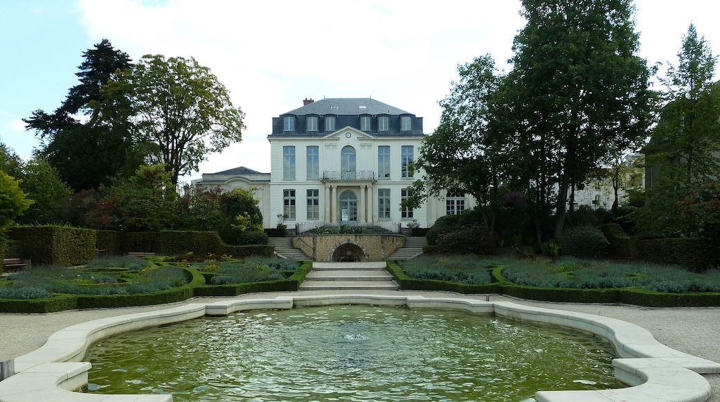 This building is inscrit au titre des Monuments Historiques. It is indexed in the Base Mérimée, a database of architectural heritage maintained by the French Ministry of Culture, under the reference PA00088091 .