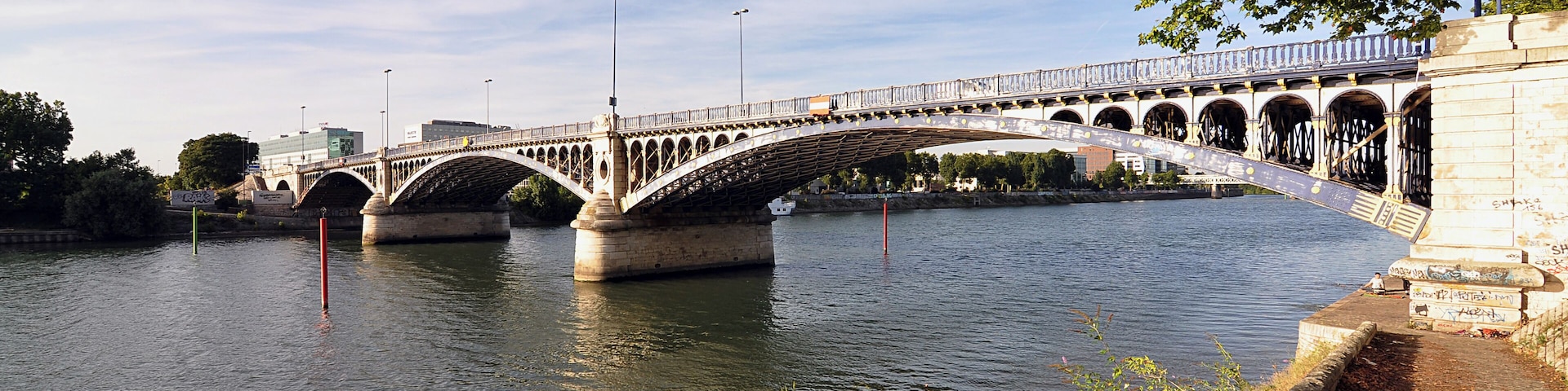 Bridge of Gennevilliers over the Seine River between Clichy and Asnières-sur-Seine, department of Hauts-de-Seine, France.