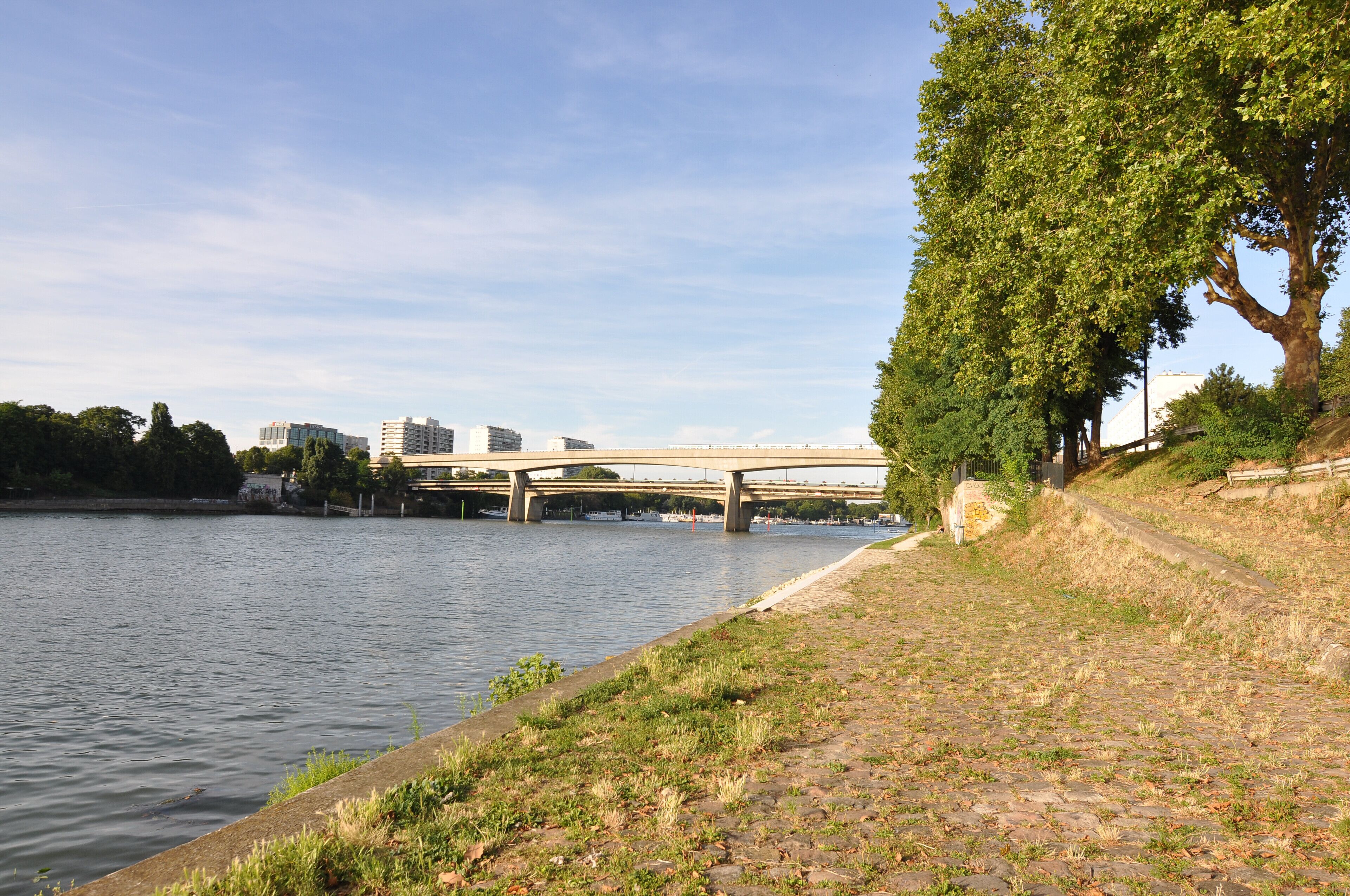 Bridge and railway bridge of Clichy over the Seine River between Clichy-la-Garenne and Asnières-sur-Seine in Hauts-de-Seine department of France.