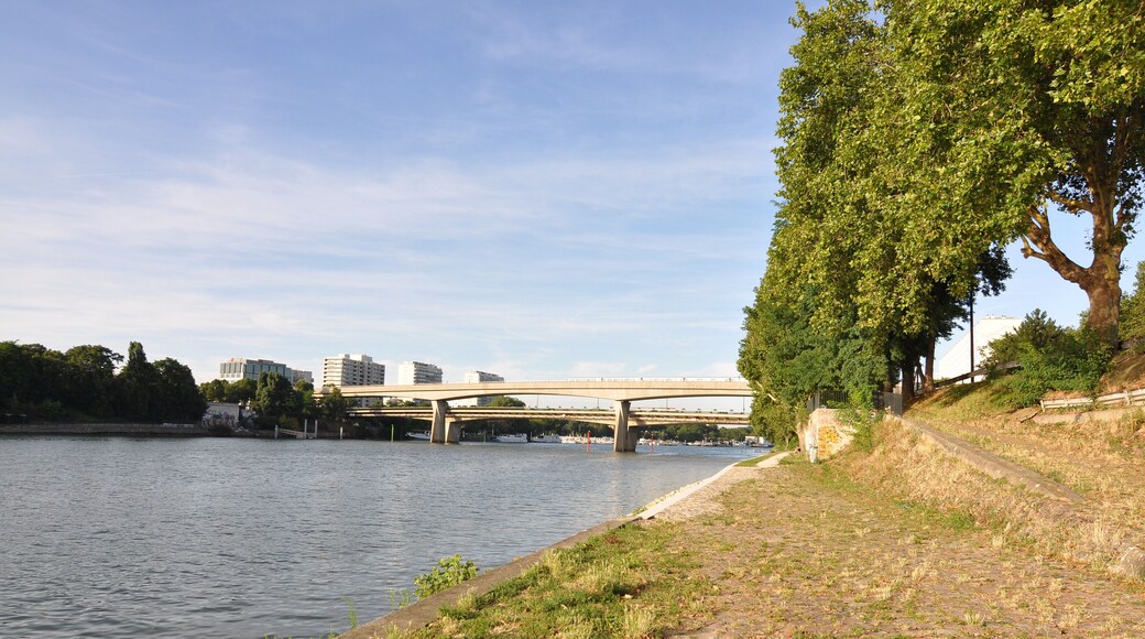 Bridge and railway bridge of Clichy over the Seine River between Clichy-la-Garenne and Asnières-sur-Seine in Hauts-de-Seine department of France.
