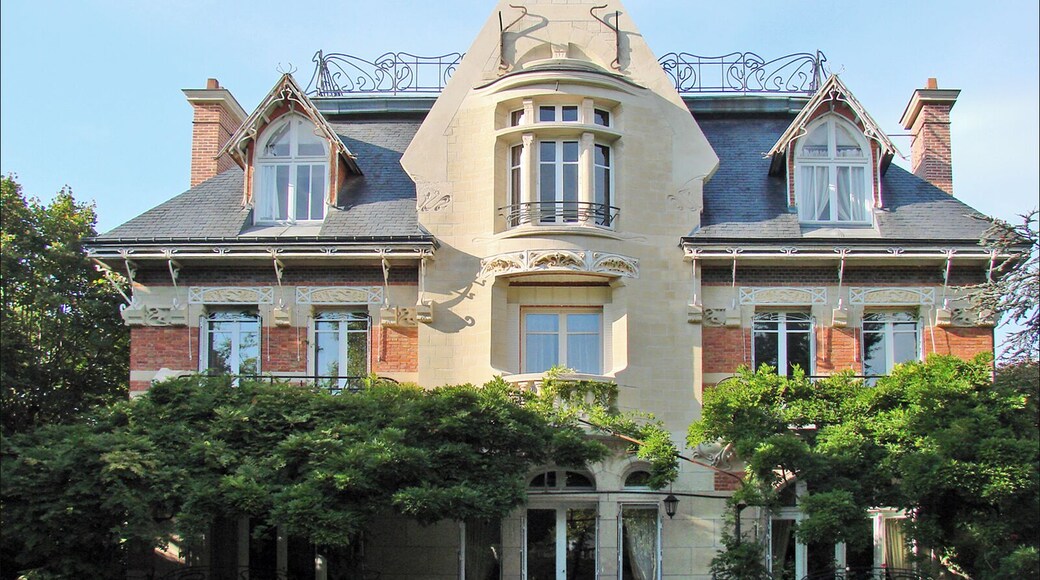 La façade sur la rue de la villa La façade présente une symétrie presque parfaite, elle est couronnée par un toit terrasse ornée d'une grille en fer forgé. ________________ La Hublotière est une propriété privée (architecte Hector Guimard, 1896) Première villa Art Nouveau de Guimard, cette construction est contemporaine du Castel Béranger voir l'album du Castel Béranger www.flickr.com/photos/dalbera/sets/72157626018347091/with... Site officiel de la Hublotière hublotiere.free.fr/cadre.html