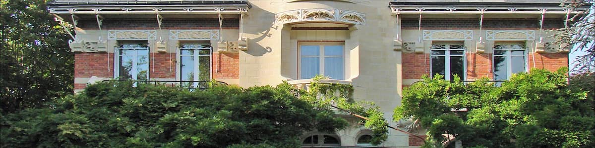 La façade sur la rue de la villa La façade présente une symétrie presque parfaite, elle est couronnée par un toit terrasse ornée d'une grille en fer forgé. ________________ La Hublotière est une propriété privée (architecte Hector Guimard, 1896) Première villa Art Nouveau de Guimard, cette construction est contemporaine du Castel Béranger voir l'album du Castel Béranger www.flickr.com/photos/dalbera/sets/72157626018347091/with... Site officiel de la Hublotière hublotiere.free.fr/cadre.html