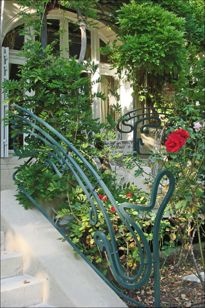 Les 3 pièces du rez-de-chaussée donnent sur une petite terrasse accessible par un petit escalier ________________ La Hublotière est une propriété privée (architecte Hector Guimard, 1896) Première villa Art Nouveau de Guimard, cette construction est contemporaine du Castel Béranger voir l'album du Castel Béranger www.flickr.com/photos/dalbera/sets/72157626018347091/with... Site officiel de la Hublotière hublotiere.free.fr/cadre.html