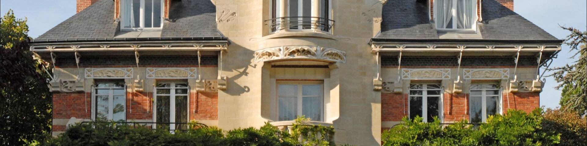 Partie supérieure de la façade sur la rue (photo panoramique) ________________ La Hublotière est une propriété privée (architecte Hector Guimard, 1896) Première villa Art Nouveau de Guimard, cette construction est contemporaine du Castel Béranger voir l'album du Castel Béranger www.flickr.com/photos/dalbera/sets/72157626018347091/with... Site officiel de la Hublotière hublotiere.free.fr/cadre.html