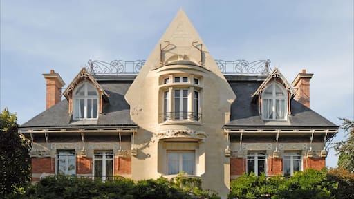 Partie supérieure de la façade sur la rue (photo panoramique) ________________ La Hublotière est une propriété privée (architecte Hector Guimard, 1896) Première villa Art Nouveau de Guimard, cette construction est contemporaine du Castel Béranger voir l'album du Castel Béranger www.flickr.com/photos/dalbera/sets/72157626018347091/with... Site officiel de la Hublotière hublotiere.free.fr/cadre.html
