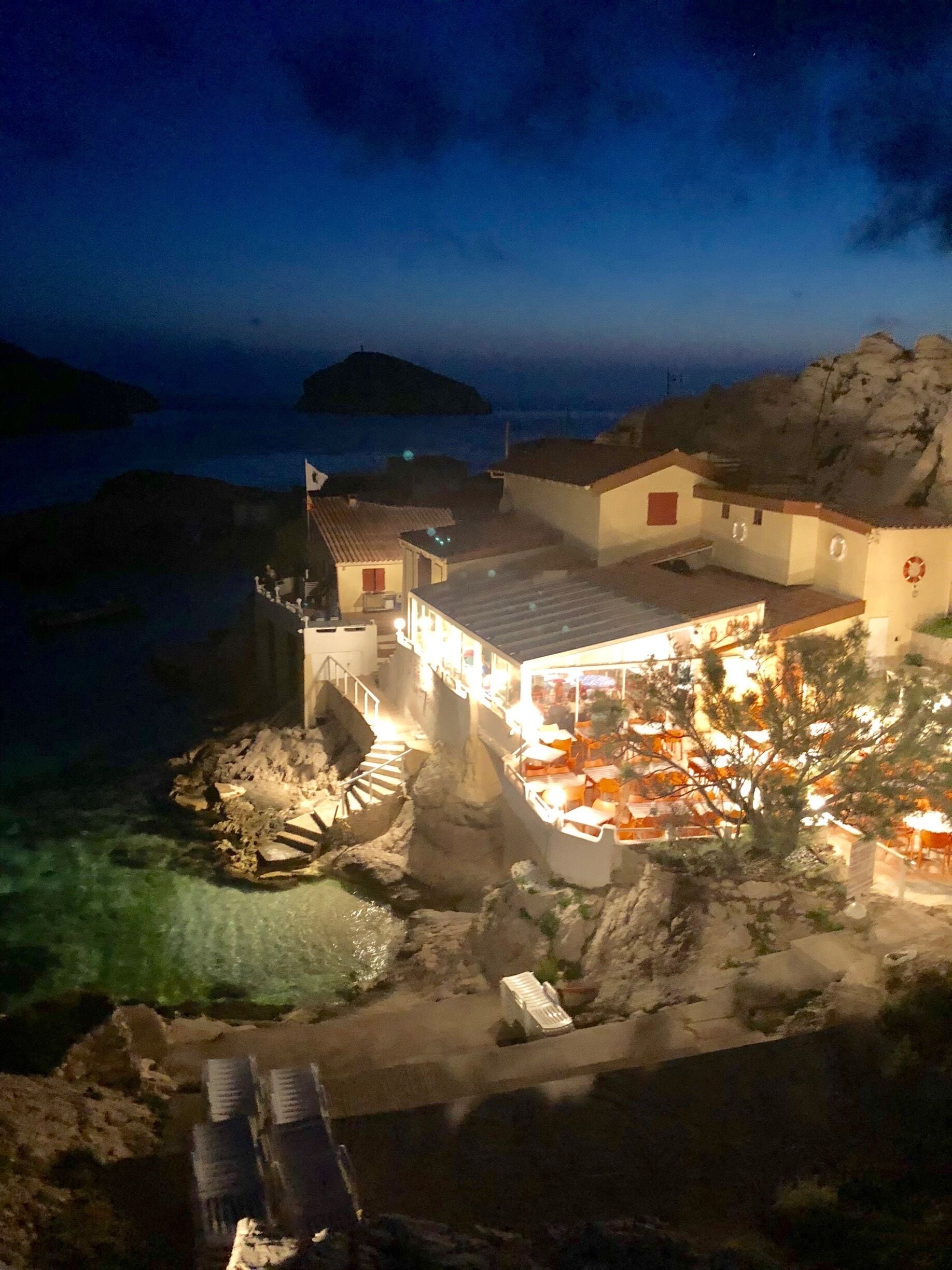 Come and visit this point of view near Marseille. Fresh seafood and a beautiful view