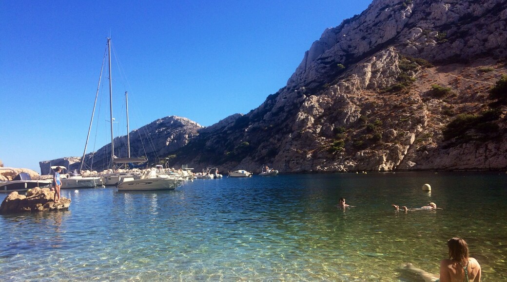 Le Parc national des Calanques is world's apart from the nearby vibrant port city of Marseille.
A short hike down on sandy tracks to get to the peaceful, serene and unspoiled beaches, the azure waters are a great place to soak up the sun and watch the world float by... just watch out for any Jellyfish!
#GreatOutdoors
